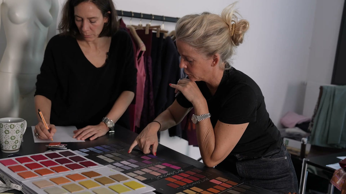 Antonia Zander choosing yarn colours