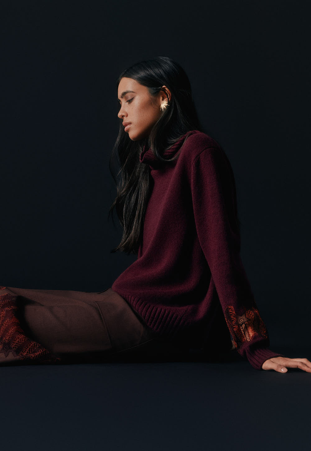 Nilo Sweater aus flauschigem Cariaggi Cashmere in Bordeaux – Editorial-Aufnahme
