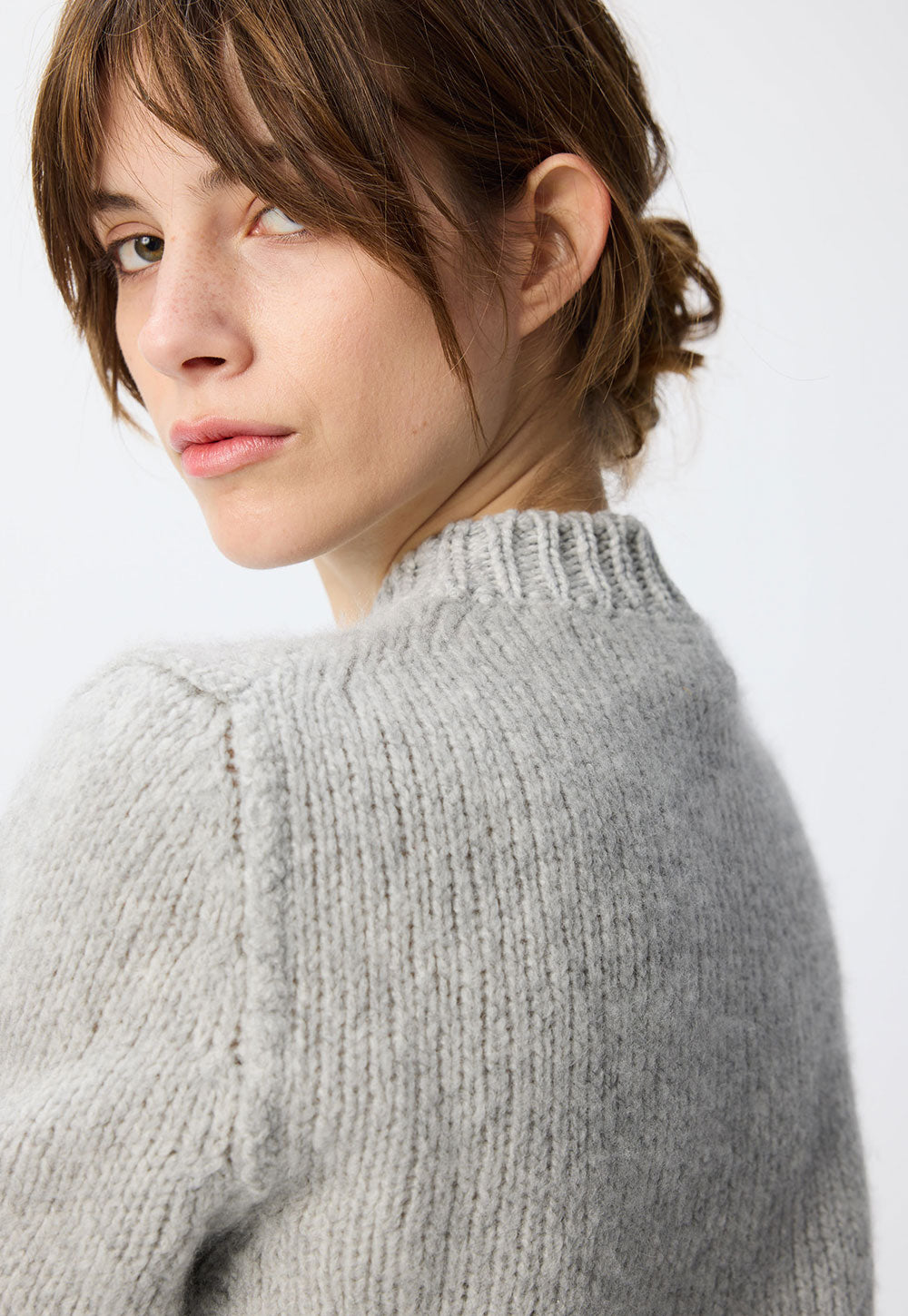 Pellia Pullover light grey cashmere by Antonia Zander, styled view.