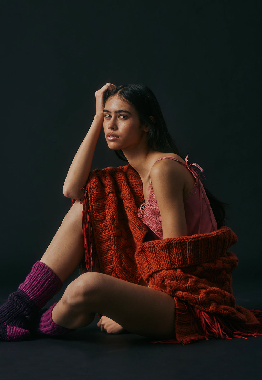 Antonia Zander Stola Camoscio Tumeric cashmere wrap with goat nappa leather fringes