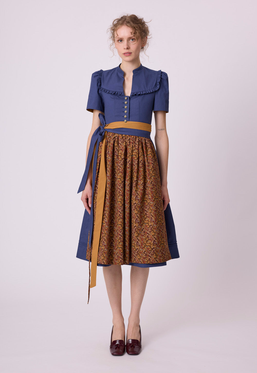 ALEXA DIRNDL PIQUÉ