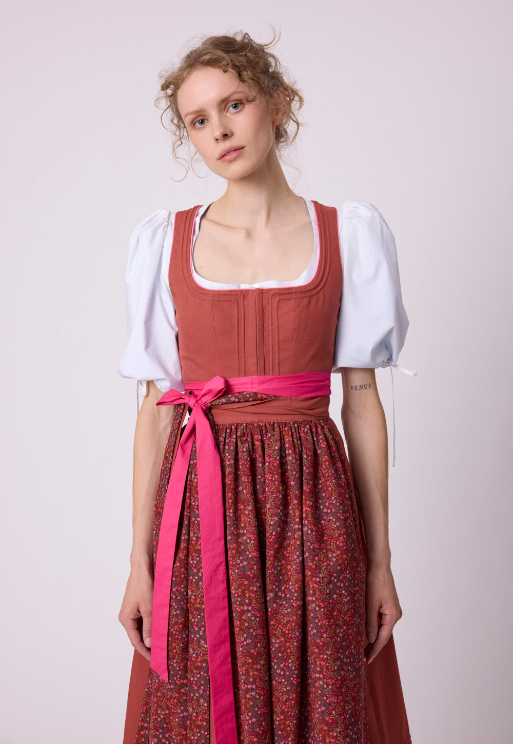 TONI DIRNDL PIQUÉ