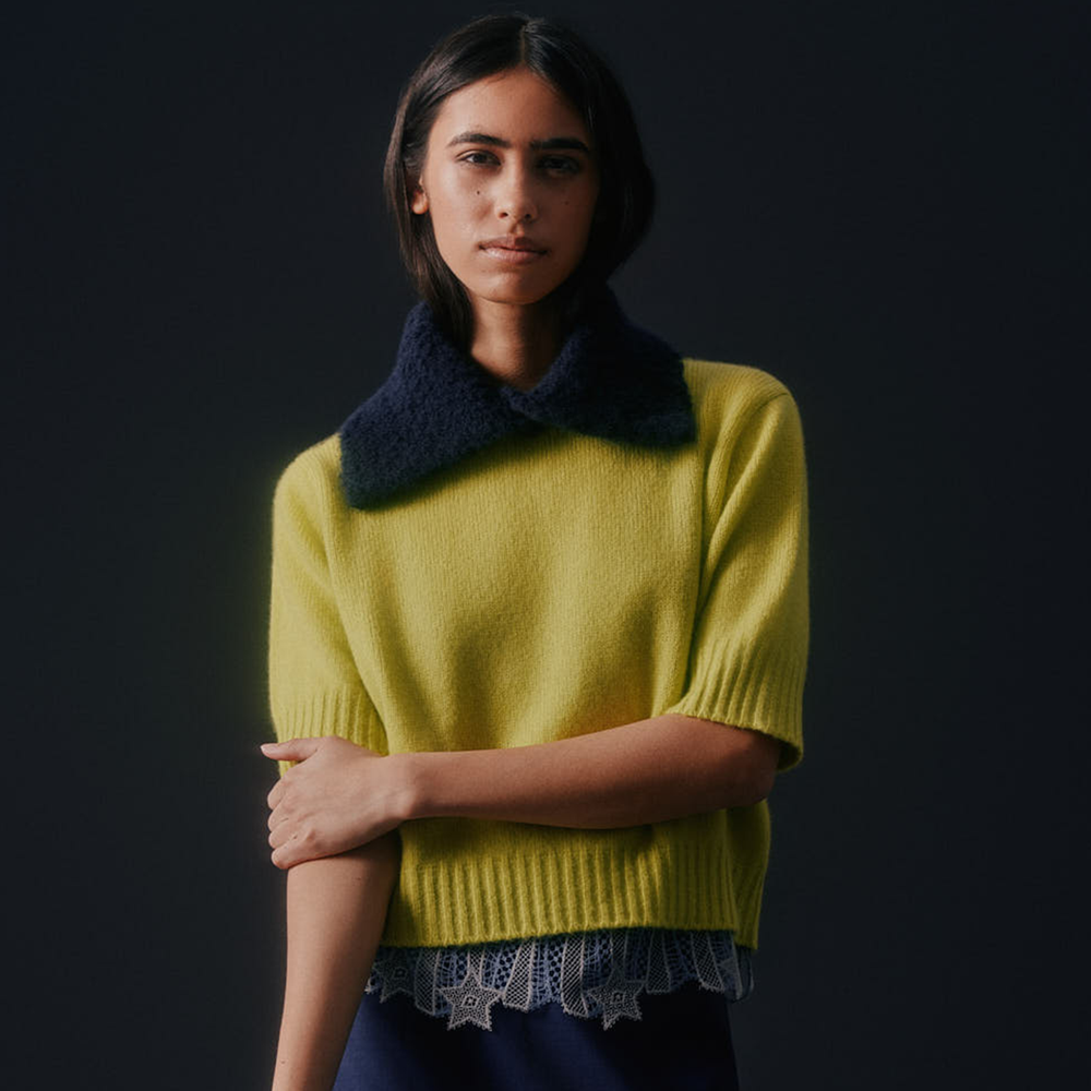 Antonia Zander Cashmere: grüner Strickpullover mit dunklem Schal.