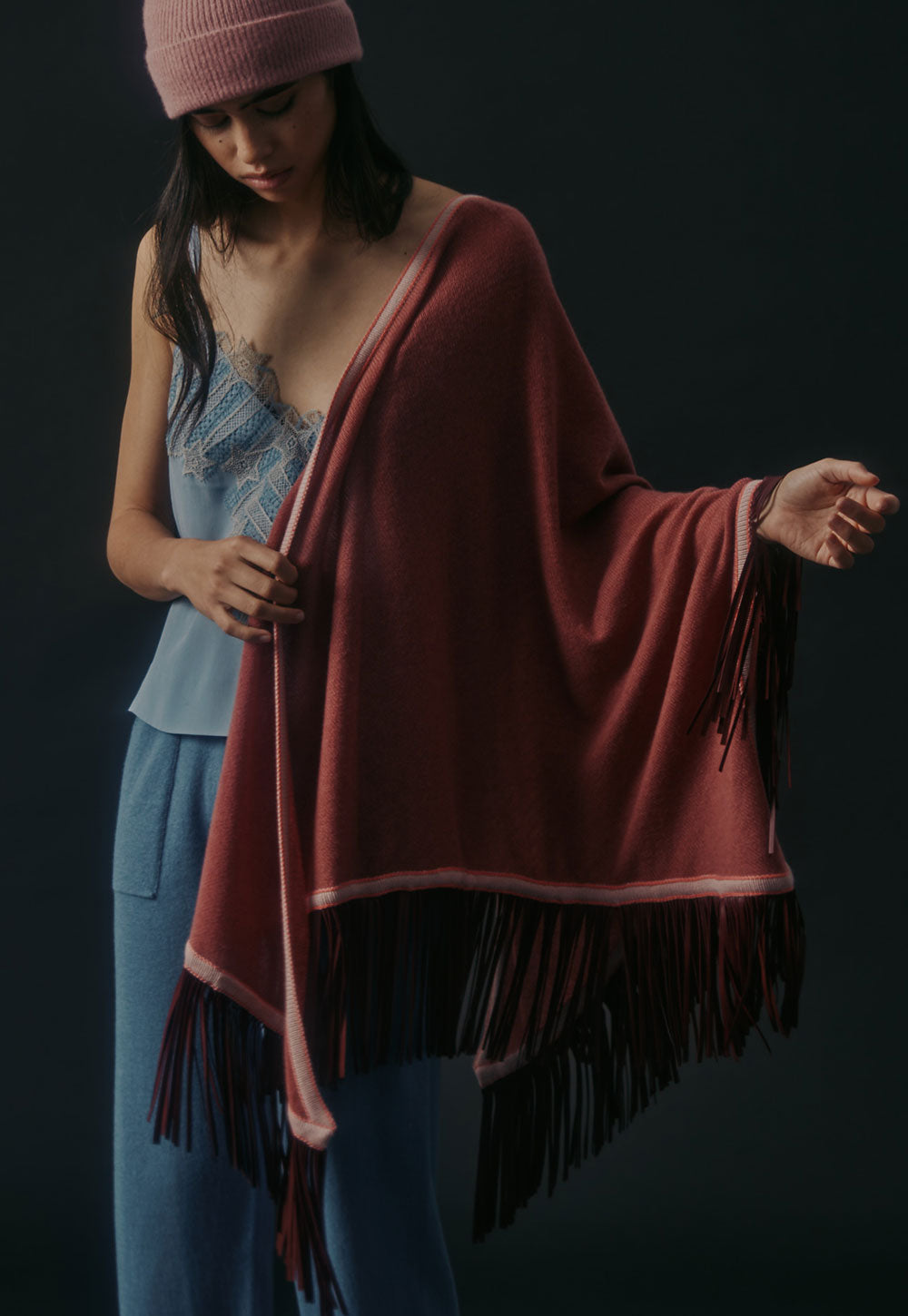 Antonia Zander Triangolo Camoscio Rosewood cashmere wrap with goat nappa leather fringes