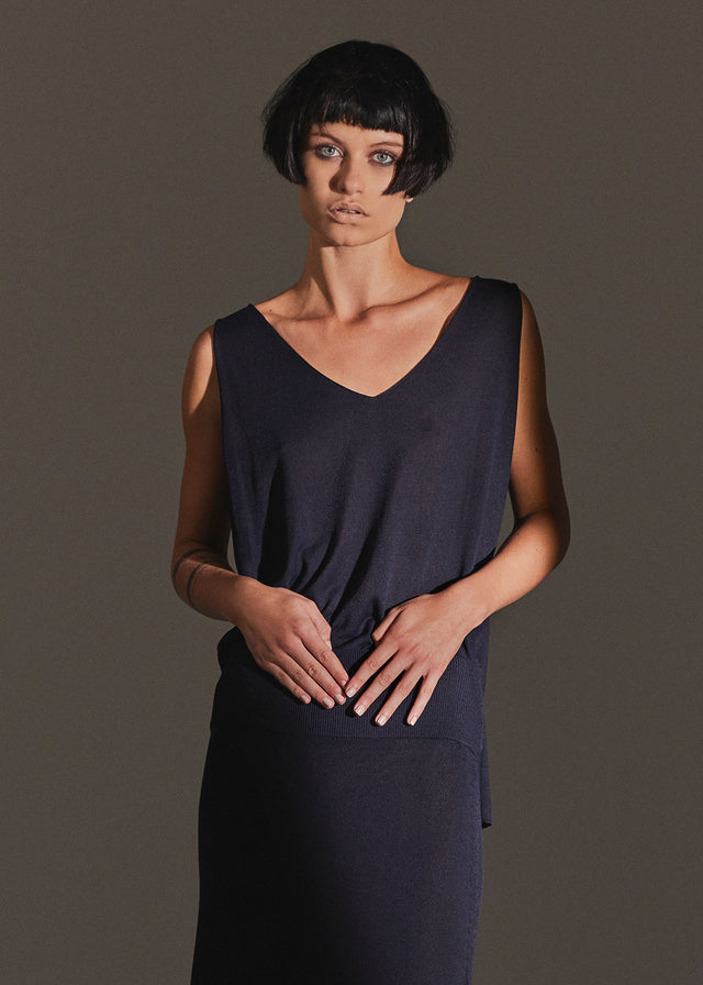 cotton-rayon-mix top without sleeves and deep v-neck front and back 