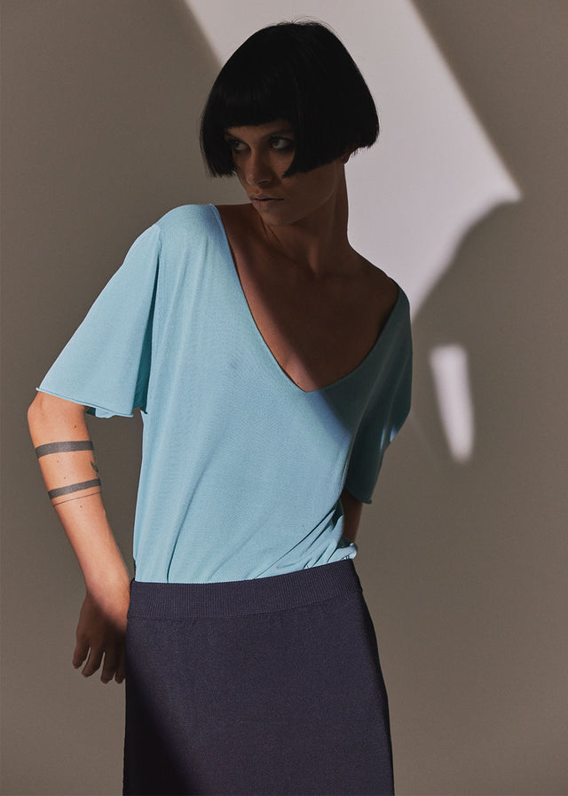 shirt with wide fit and deep V-neck made of Rayon and organic cotton. depp v-neck front and back