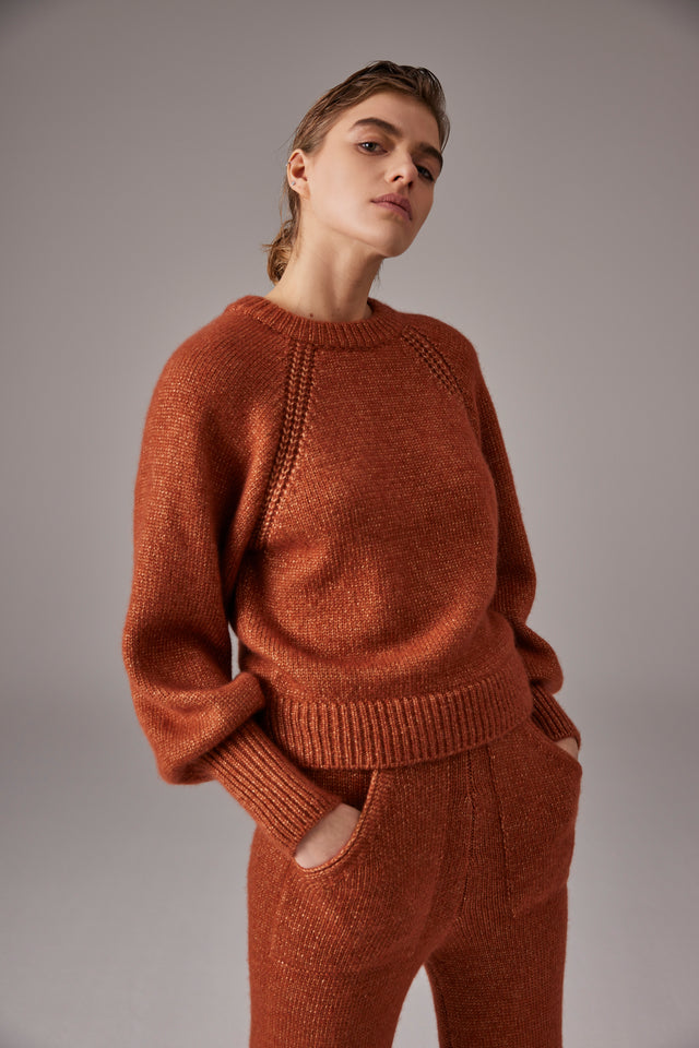 edler Strickpullover aus Kaschmir-Seide-Alpaca Mischung mit einem Hauch Lurex. Tulpenärmel und aufwändiges Ragal Detail