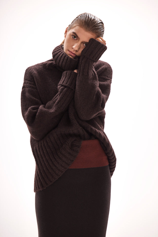 double face cashmere skirt. figurehugging. wearable on both sides. contrasting waistband when folded down