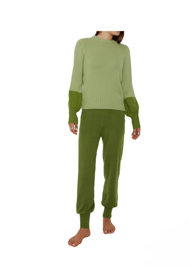 loungewear duo made of finest cahmere. knitted in italy. jogging panty and roundneck sweater with tulip sleeves. two coloured with contrasting details